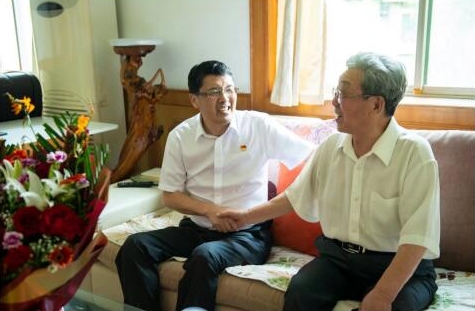 “七一”走訪慰問老黨員和生活困難黨員
